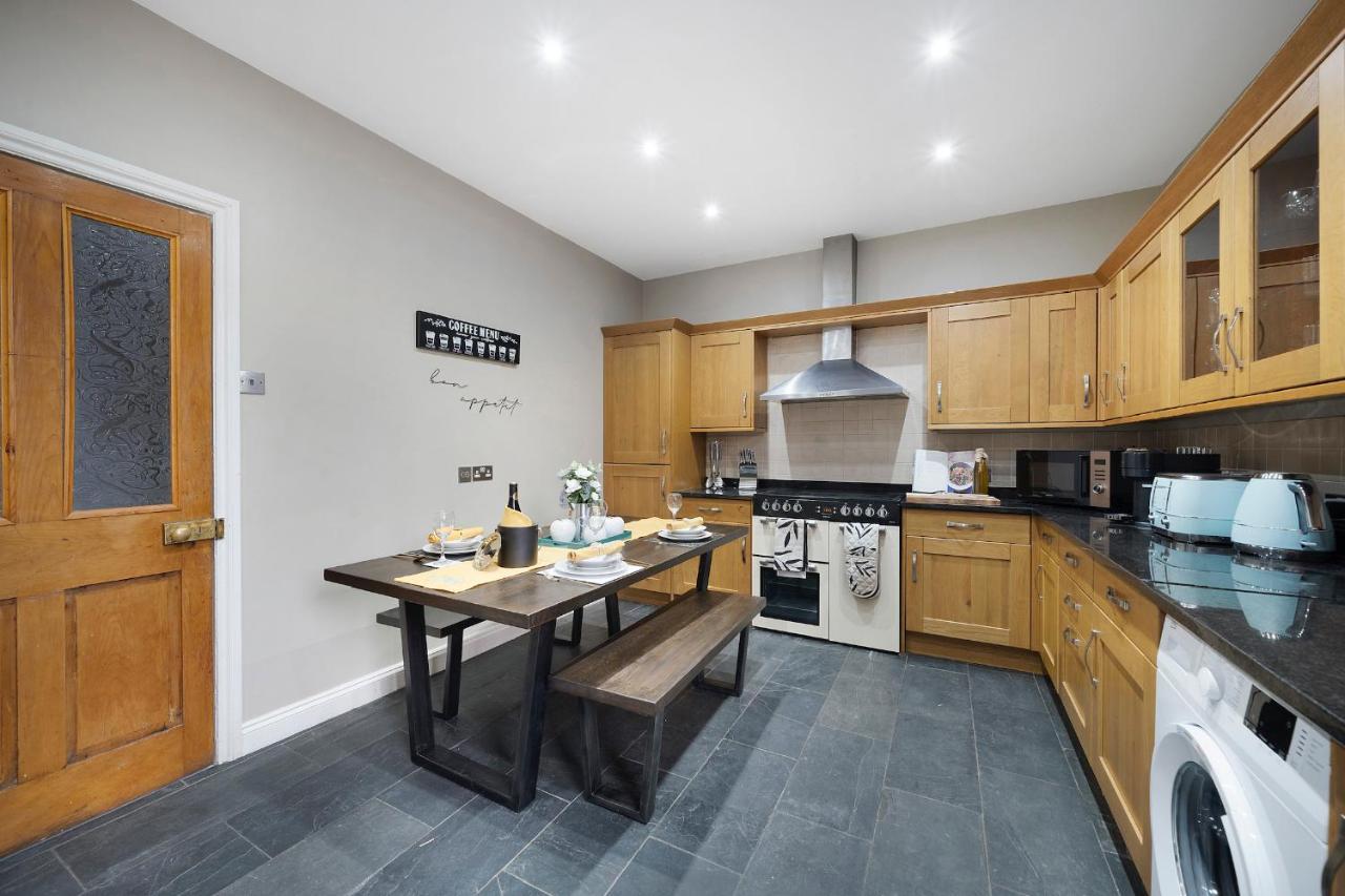 4 Bedroom Home With Garden, Game Room, Parking- Esho Stays Gloucester Exterior photo